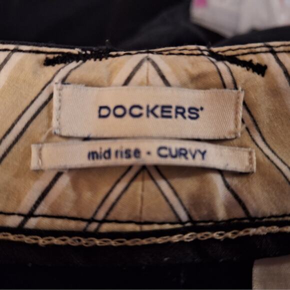 Dockers' Women 8 Black Cotton "Curvy" Mid Rise Stretch Uniform Chino Shorts - Picture 3 of 5